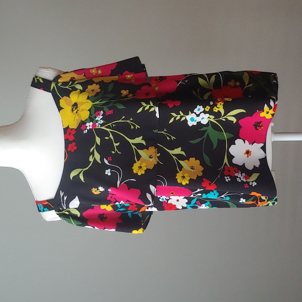 NWOT Floral Fluttersleeve Top - Picture 12 of 12